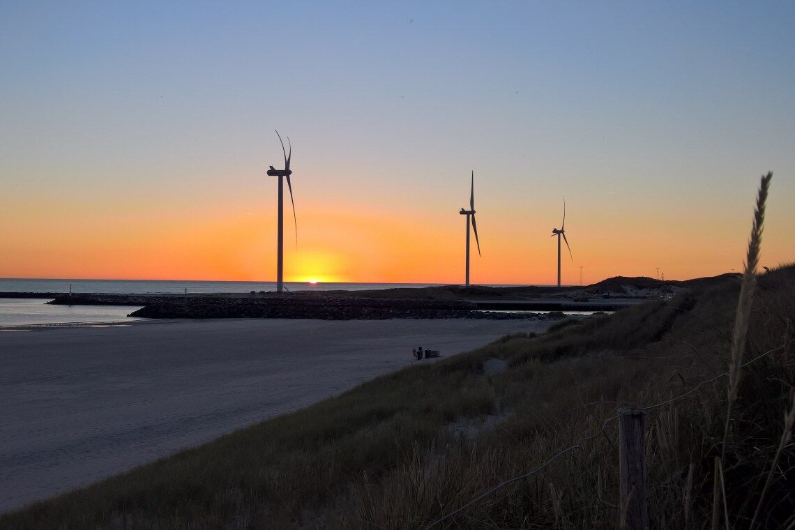 Windräder am Strand von Hvide Sande in Dänemark: Die Anlagen sind weithin sichtbar – und allgemein akzeptiert. Foto: Volker Kühn