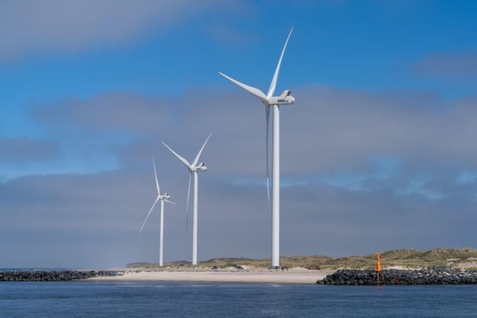 Mit dem Bau von drei Windrädern erwirtschaftet der dänische Ferien- und Hafenort Hvide Sande Einnahmen, um seine Infrastruktur auszubauen.