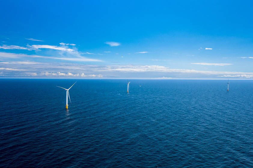 Floating Wind: Luftbild des Offshore-WIndparks Hywind vor Schottland. Er kann bis zu 20.000 Haushalte mit Strom versorgen.