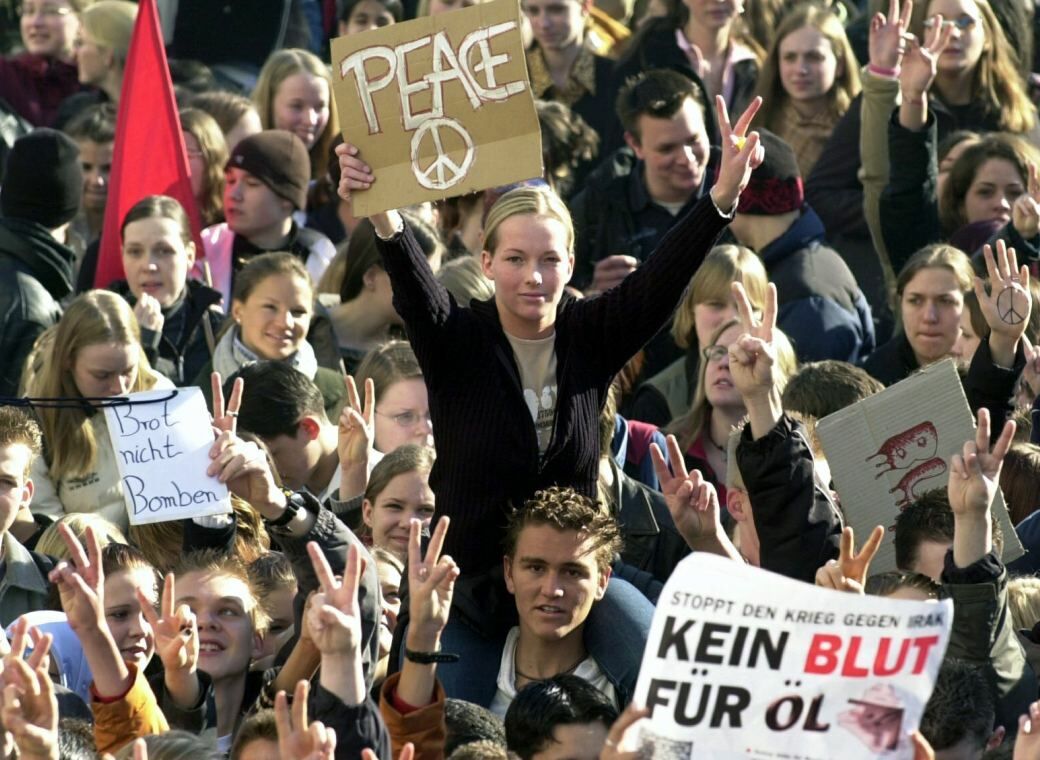 „Kein Blut für Öl“: Junge Menschen demonstrieren 2003 in Hamburg gegen den Irakkrieg. Fossile Rohstoffe wie Öl befeuern Kriege weltweit.