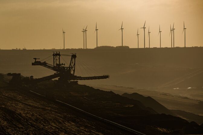 Am Rande des Kohletagebaus Garzweiler stehen Windräder: Mit dem Kohleausstieg wird mehr Platz für erneuerbare Energien im deutschen Stromnetz frei.