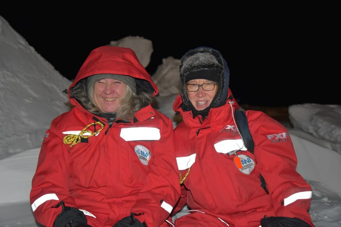 Mosaic-Expedition: Die Wissenschaftlerinnen Katarina Abrahamsson (links) und Dorothea Bauch während eines Außeneinsatzes im Eis.