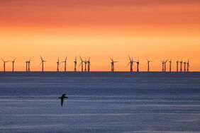 Offshore-Windpark bei Sonnenuntergang: Bislang müssen die Parks nach 25 Jahren zurückgebaut werden. Doch eine Laufzeitverlängerung hätte ökologische und ökonomische Vorteile.