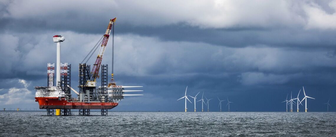 Offshore-Windpark im Bau: Die Industrie und Umweltschützer setzen sich gemeinsam für die Beibehaltung der Umweltverträglichkeitsprüfung in ihrer bisherigen Form ein.