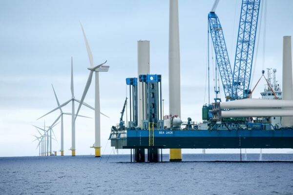 Bau eines Offshore-Windparks in Dänemark: Die Ökobilanz der Anlagen hängt von Faktoren wie ihrem Standort, der Laufzeit und der für ihren Bau eingesetzten Energie ab.