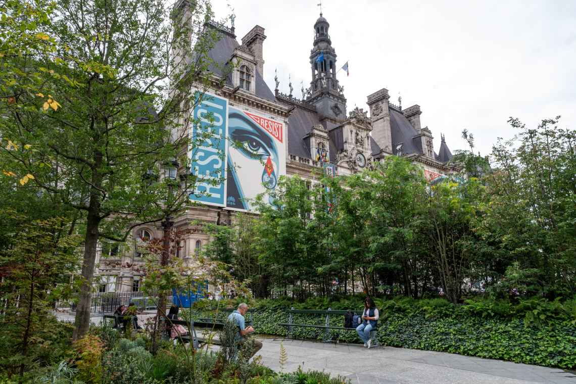 Stadtwald vor dem Hôtel de Ville: Eine Vielzahl neuer Grünoasen kühlt im Sommer die Temperaturen in Paris herunter.