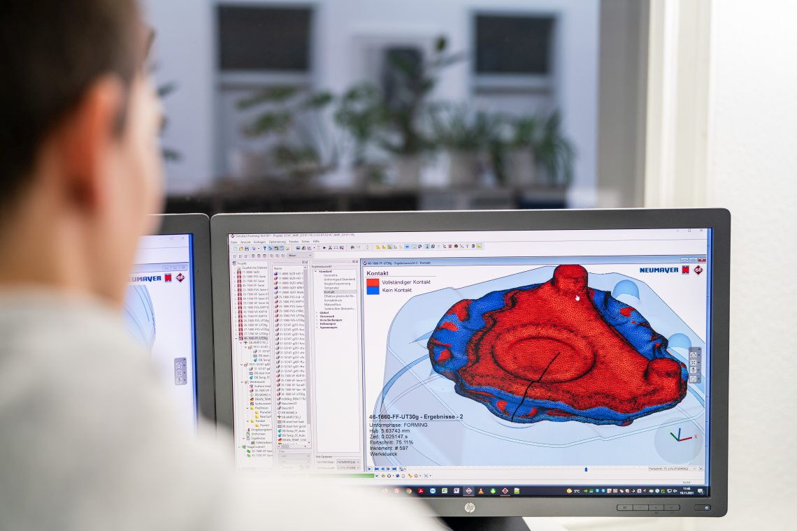 Der Monitor zeigt den Energiefluss in der Produktion der Richard Neumayer GmbH – und hilft so, Einsparpotenziale zu erkennen.