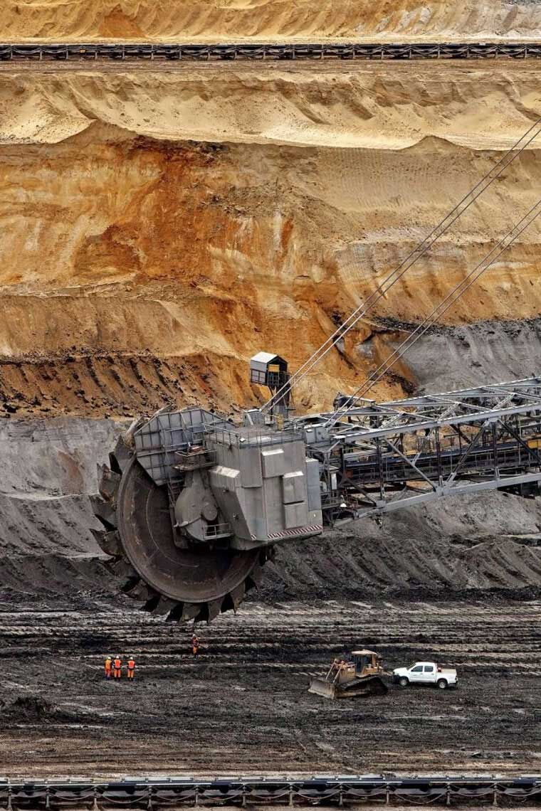 Ein riesiger Schaufelradbagger beim Abbau von Braunkohle im Rheinischen Revier