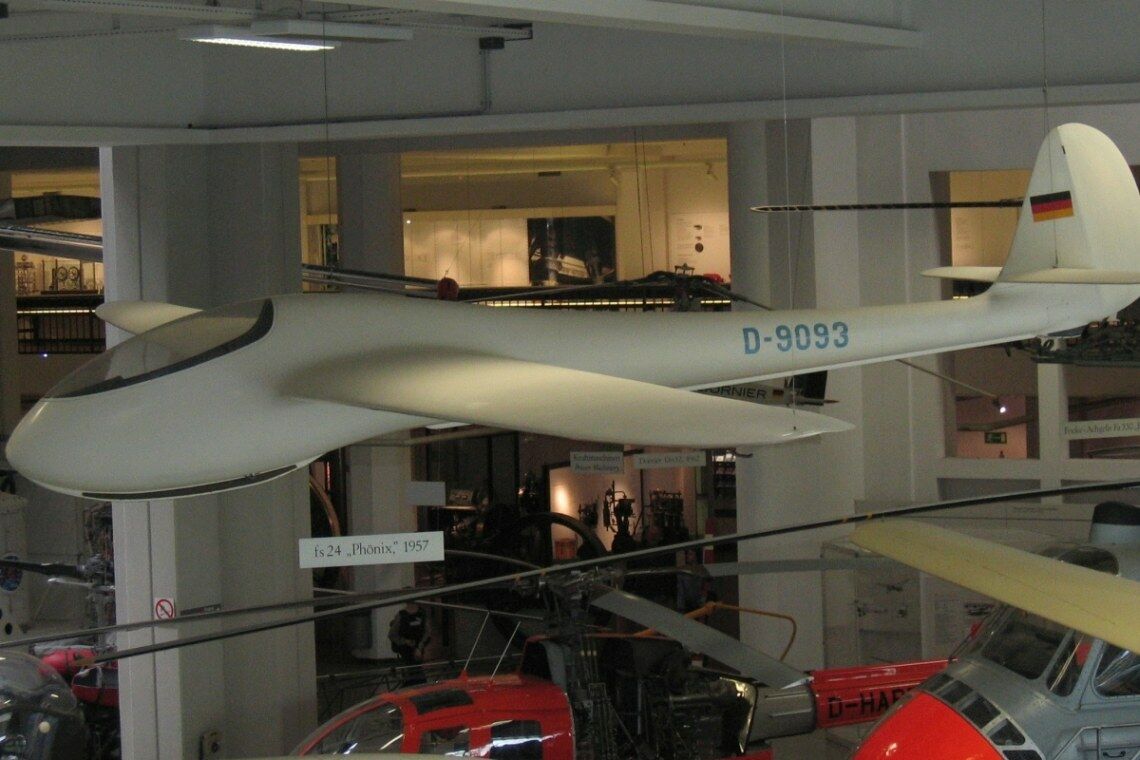 Die „fs 24 Phönix“ läutet 1956 als erster voll aus Glasfaserkunststoff gefertigter Segelflieger eine neue Zeit im Flugzeugbau ein.