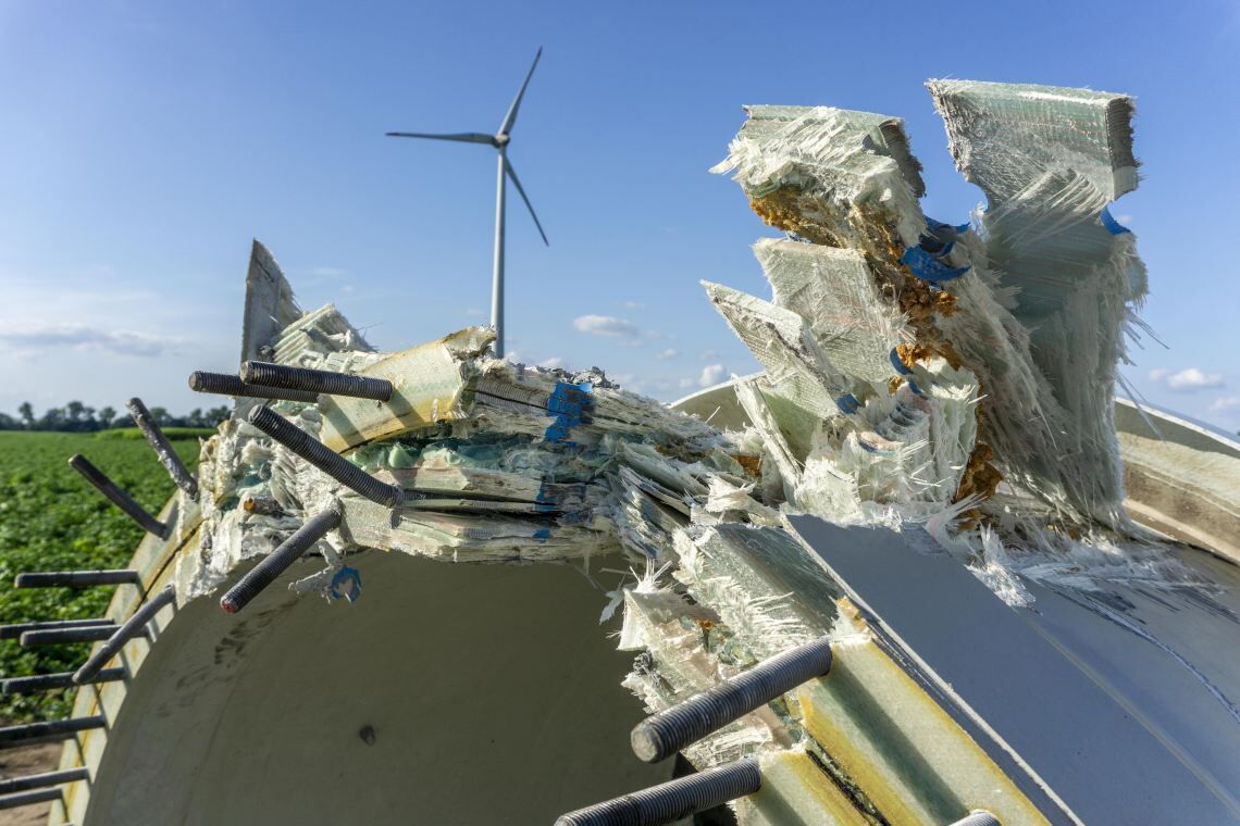 Abmontiertes Rotorblatt eines alten Windrads: Während sich der Großteil der Turbinen problemlos recyceln lässt, bereiten die Flügel Probleme.
