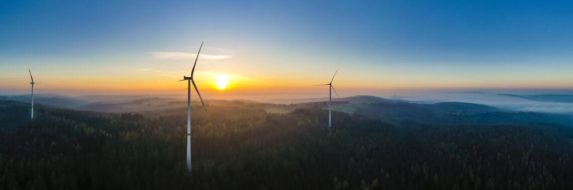 Windpark im Schurwald (Baden-Württemberg) bei Sonnenaufgang: Woher kommt die Energie, wenn der Wind nicht weht und die Sonne nicht scheint?