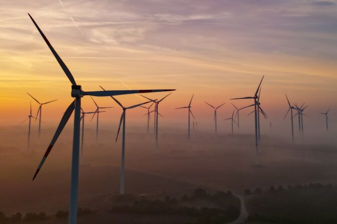 Sonnenaufgang über dem Windenergiepark Odervorland: Wie viele Windräder braucht Deutschland, um seinen Primärenergieverbrauch mit Erneuerbaren zu decken?