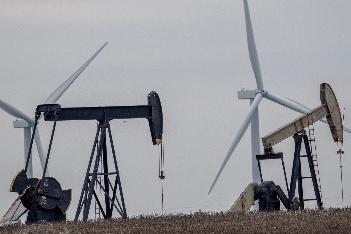 Windräder und Ölförderpumpen in Texas: Obwohl auch republikanische US-Staaten auf Windstrom angewiesen sind, stoppt Donald Trump den Ausbau.