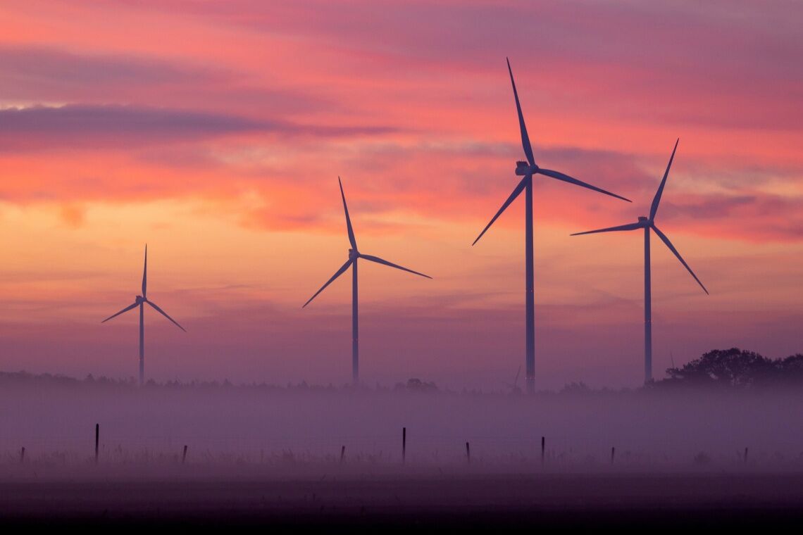 Spektakuläres Abendrot hinter einem Windpark: Die Krise der Windenergie in Deutschland hat sich seit Jahren abgezeichnet.