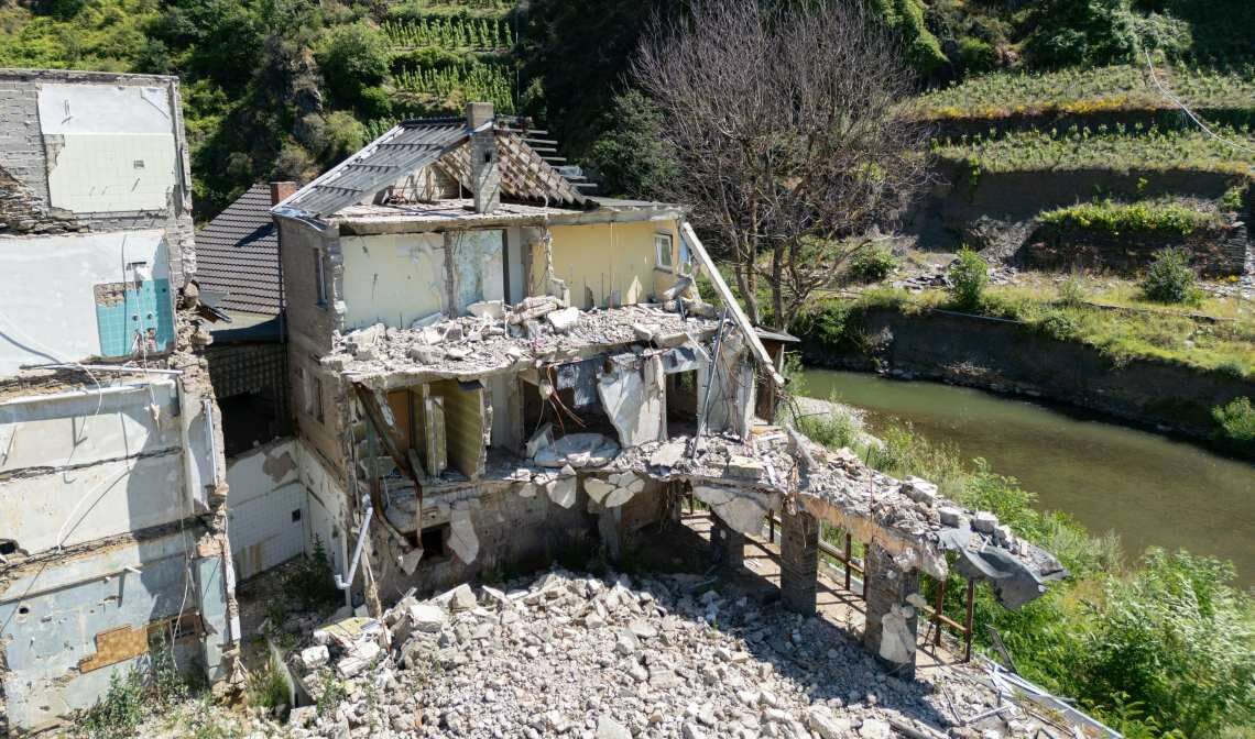 Der Klimawandel macht verheerendes Wetter wie Stürme und Starkregen wahrscheinlicher. Die Versicherungswirtschaft warnt deshalb davor, Häuser in Überschwemmungsgebeiten wie hier im Ahrtal zu bauen.