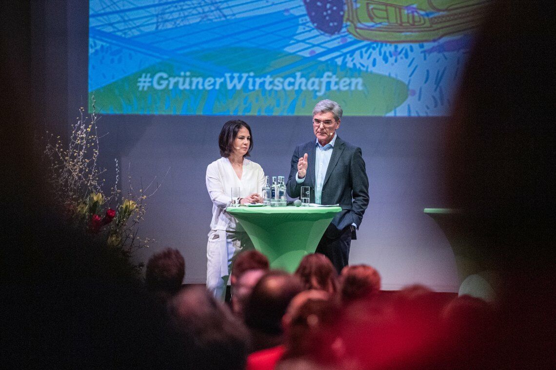 Ex-Siemens-Chef Joe Kaeser wirbt für Grünen-Kanzlerkandidatin Annalena Baerbock: Sie habe die größte Glaubwürdigkeit für eine langfristige Erneuerung.