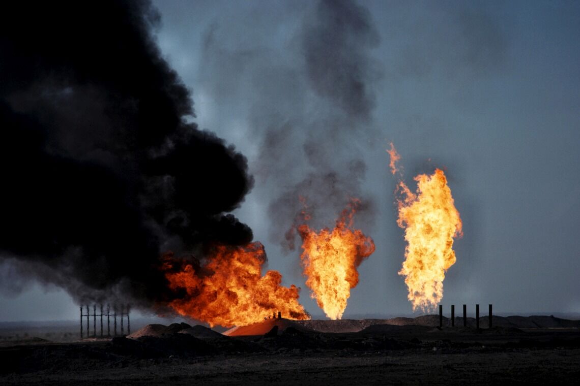 Feuer über einem Gasfeld im Irak 2019: „Zentralistische fossile Energiegewinnung stärkt autoritäre Strukturen“, sagt Michael Blume.