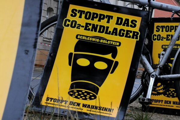 Stoppt das CO2-Endlager steht auf einem Protestplakat, mit dem Klimaschützer 2010 gegen die CCS-Technologie in Schleswig-Holstein demonstriert haben.