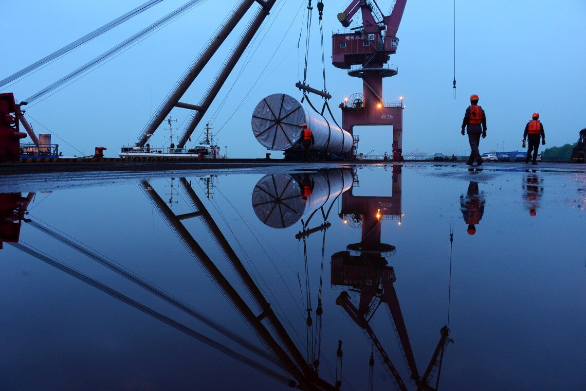 Verladung von Offshore-Wind-Bauteilen in China – Picture-Alliance/Reuters In China boomt die Offshore-Windenergie. Fast zwei Dutzend Offshore-Windparks befinden sich derzeit im Bau. Hier werden im Hafen von Nanjing Bauteile verladen.