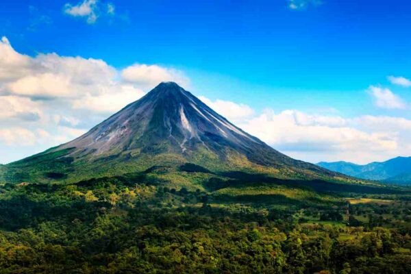 Vulkan Arenal auf Costa Rica: Das Land versorgt sich zu 100 Prozent mit erneuerbaren Energien, u.a. aus der Geothermie, der Wind- und der Wasserkraft.