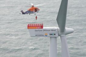 Offshore-Windpark Dan Tysk: Ein Mann wird vom Helikopter auf eine der Gondeln abgeseilt.