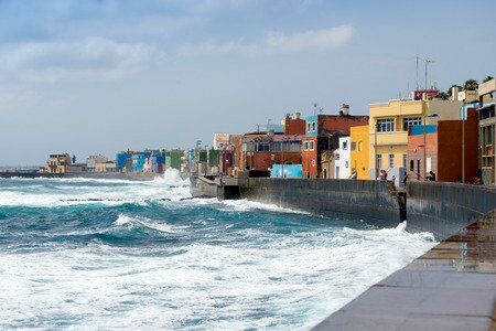 Vor der spanischen Kanareninsel Gran Canaria dreht sich bereits ein Offshore-Windrad im Meer.