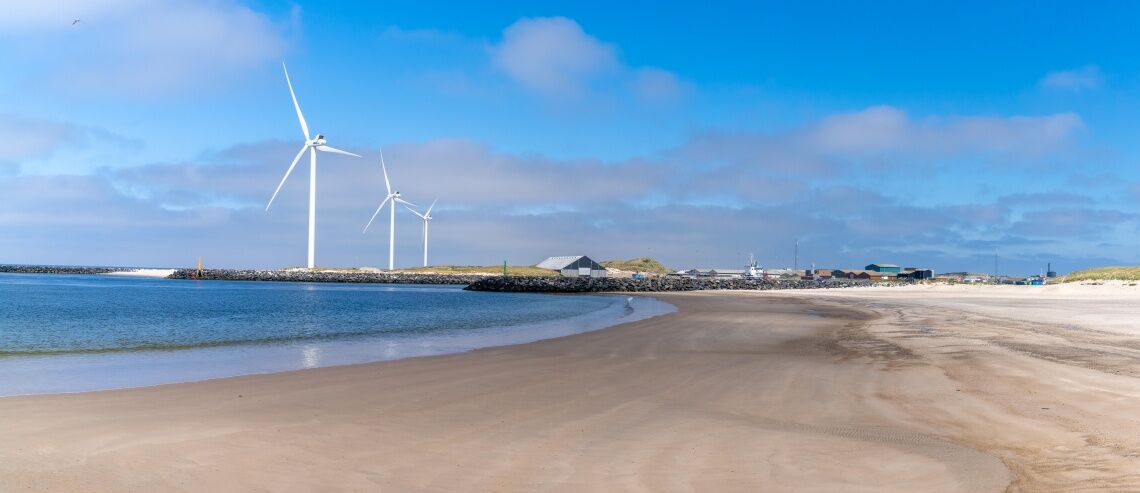 Drei Windräder stehen am Strand von Hvide Sande in Dänemark. Mit ihren Einnahmen wird der örtliche Hafen finanziert. Foto: Volker Kühn
