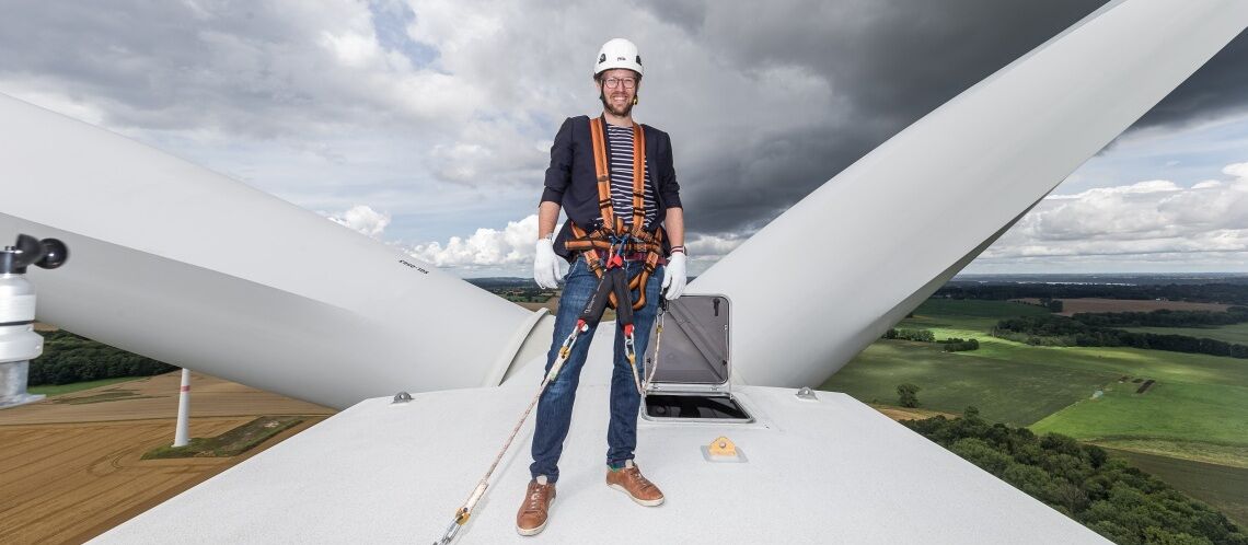 „Wir setzten uns dafür ein, dass die Wasserstoffproduktion da aufgebaut wird, wo die erneuerbaren Energien stehen“, sagt Schleswig-Holsteins Energieminister Jan Philipp Albrecht (Grüne), hier auf einem Windrad stehend.