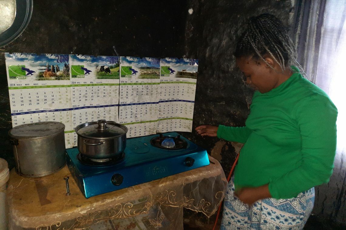 Judith Marera aus Simbabwe hat die Firma Lanforce Energy gegründet. Sie erzeugt Biogas aus Viehdung, womit etwa Gaskocher betrieben werden können.