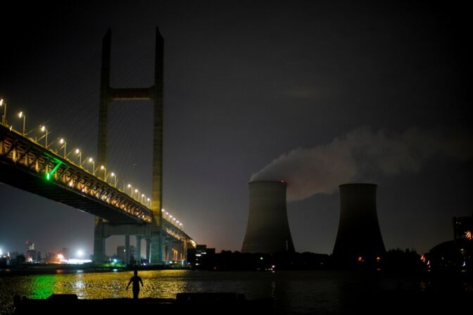 Kohlekraftwerk an einer Brücke in Schanghai: China will bis 2030 den Höhepunkt seiner CO2-Emissionen erreicht haben und bis 2060 klimaneutral sein.