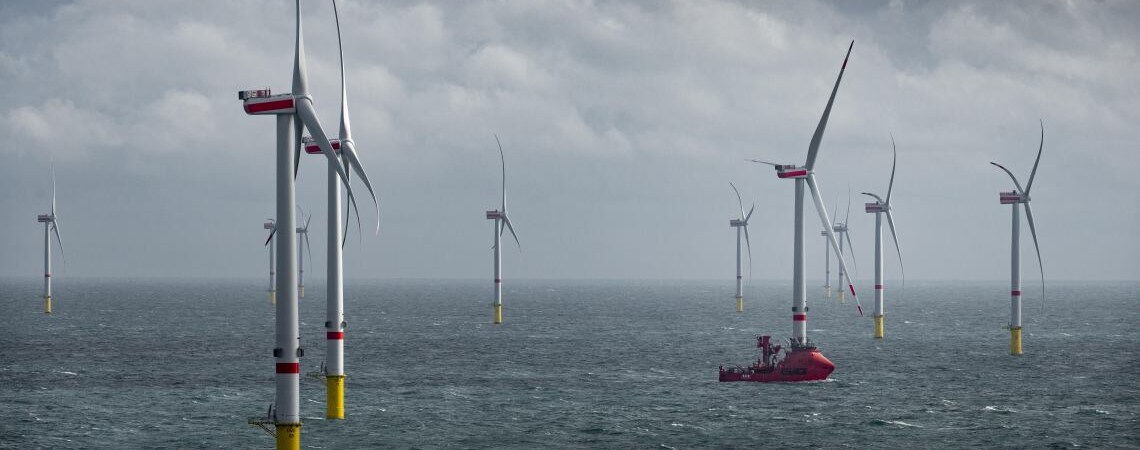 Die Ampelkoalition will den Ausbau der Offshore-Windkraft drastisch beschleunigen. Schon 2030 sollen Windräder auf See eine Kapazität wie zwei Dutzend Atomkraftwerke erreichen.