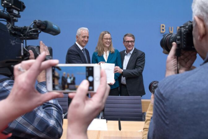 Die Kohlekommission stellt ihren Kompromiss zum Kohleausstieg vor: Stanislaw Tillich (links), Barbara Praetorius und Ronald Pofalla.