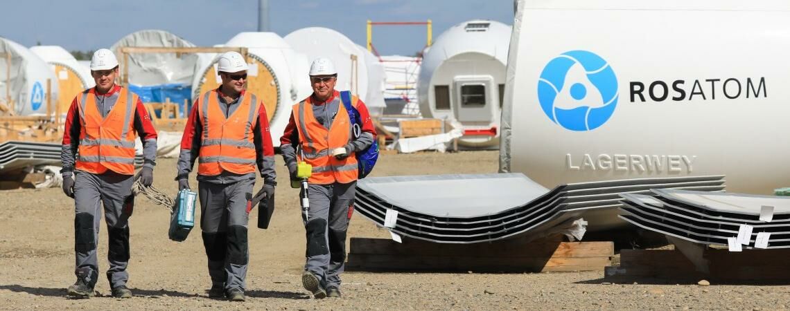 Aufbau eines Windparks in Russland: Die staatliche Atomenergiebehörde Rosatom investiert inzwischen auch in Windräder.