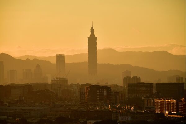Skyline von Taipeh in der Dämmerung: Taiwan entwickelt sich zum Hotspot der Offshore-Windenergie in Asien.