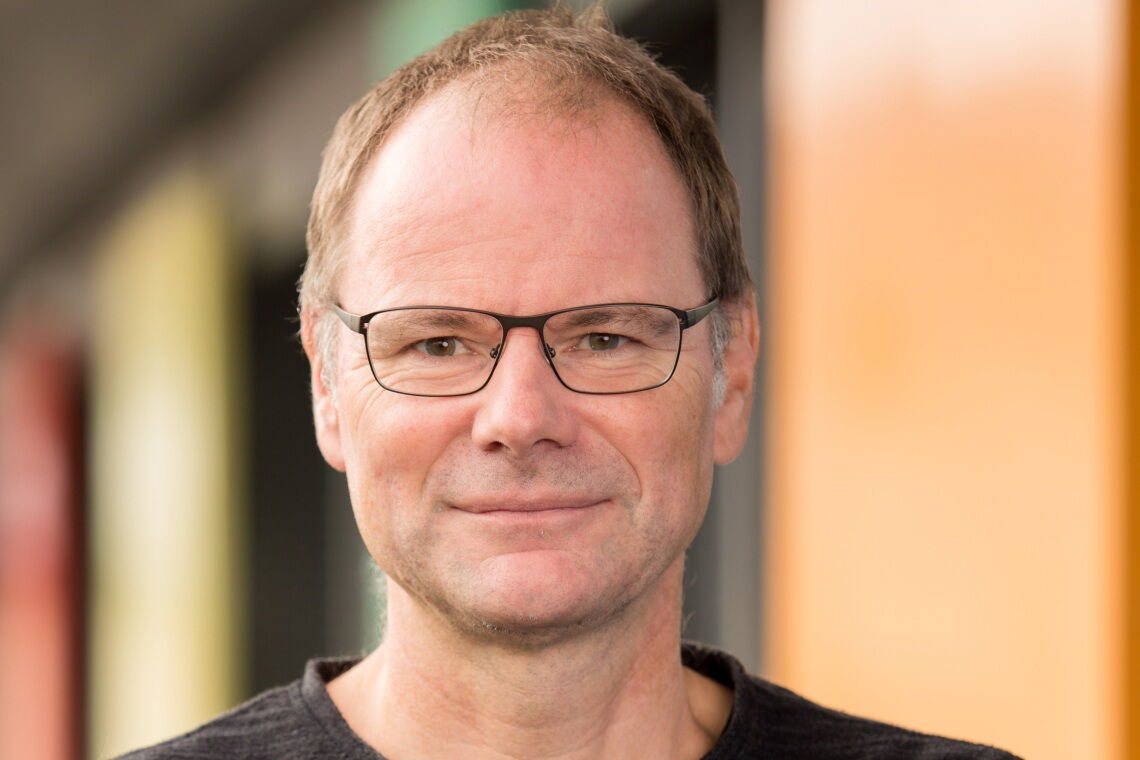Veit Bürger vom Öko-Institut hat die Effizienz von Wärmepumpen mit Erdgas-Heizungen verglichen. Ergebnis: Das Heizen mit Strom ist selbst in nicht sanierten Gebäuden günstiger als mit Erdgas.