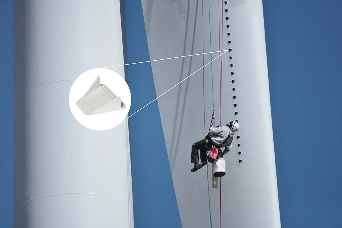 Vortex-Generatoren sind kleine Bleche, die auf die Flügel geklebt werden. Sie lenken die Luftströmung und reduzieren so die Reibung.