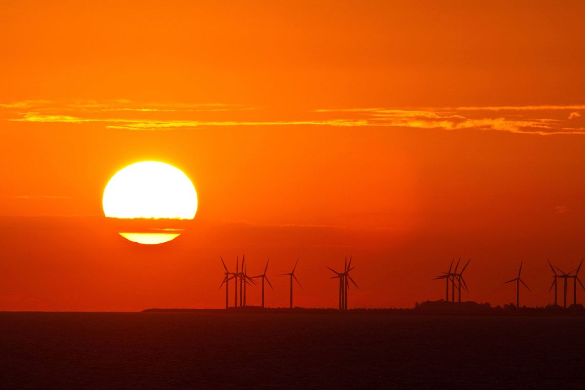 Windräder vor Sonnenuntergang auf der dänischen Insel Lolland: Das Land ist ein Vorreiter bei der Energiewende.