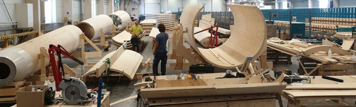 Bauteile für Windräder aus Holz: Die schwedische Firma Modvion ersetzt den traditionellen Baustoff Stahl durch Holz.