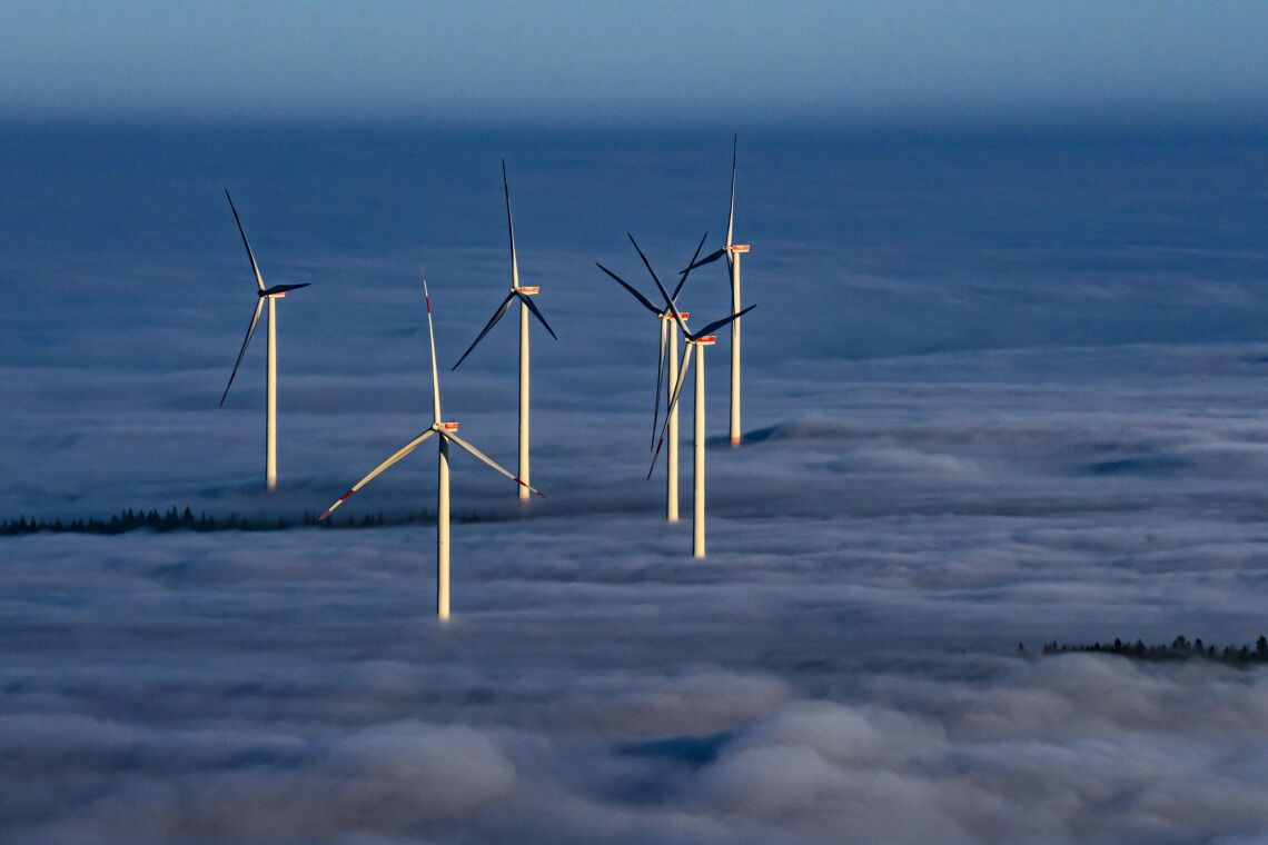 Windräder in Ettenheim, Baden-Württemberg, ragen hoch über eine Nebelbank hinaus: In Süddeutschland müssen die Anlagen höher sein, um dieselbe Energieausbeute wie im Norden zu erreichen.