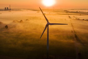 Kohlekraftwerk und Windräder in Niedersachsen: Die Energiewende benötigt ein Update, sagt Epico-Gründer Bernd Weber.