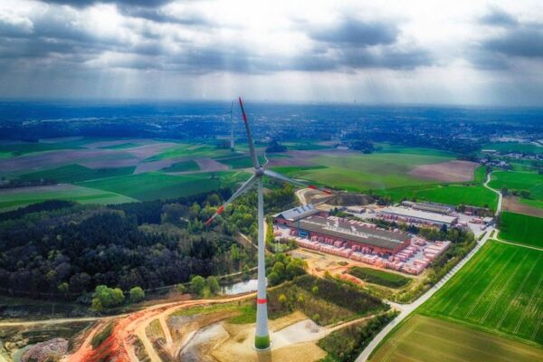 Die Ziegelfabrik Hörl & Hartmann produziert mit einem eigenen Windrad Ökostrom. Am Kauf von CO2-Zertifikaten im Emissionsrechtehandel kommt das Familienunternehmen trotzdem nicht vorbei.