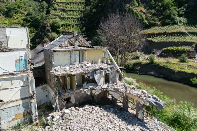 Drei Jahre nach der Sturzflut stehen noch immer Ruinen im Ahrtal. Dass viele Häuser an Ort und Stelle wieder aufgebaut werden soll, hält der Risikoforscher Mattias Hackl vom Versicherer Allianz Re angesichts des Klimawandels für falsch.