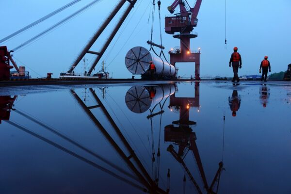 In China boomt die Offshore-Windenergie. Fast zwei Dutzend Offshore-Windparks befinden sich derzeit im Bau. Hier werden im Hafen von Nanjing Bauteile verladen.