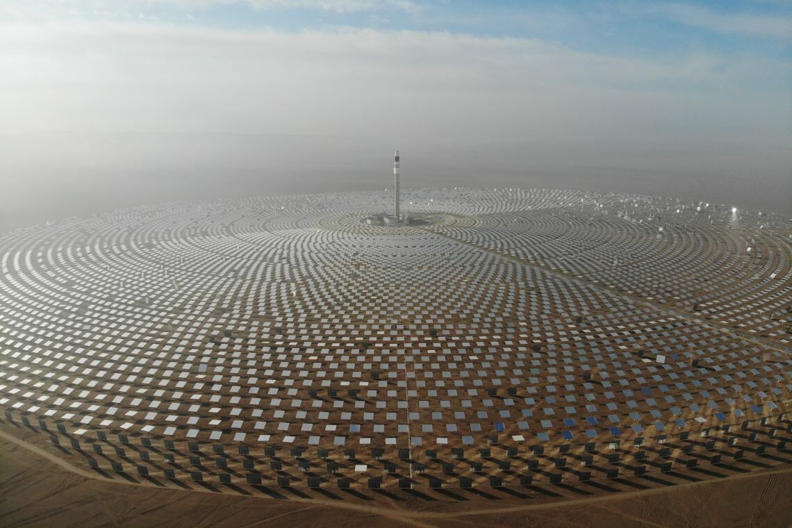 Solarpark in der Wüste Gobi: Kein Land der Welt baut die erneuerbaren Energien schneller aus als China.