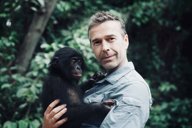 Dirk Steffens im Bonobo-Waisenhaus im Kongo: Der Naturfilmer und Terra-X-Moderator engagiert sich auf vielfältige Weise für den Artenschutz.