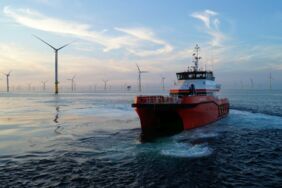 Offshore-Windpark Borkum Riffgrund 1: Ein Crew Transfer Vessel liegt auf der stillen See.