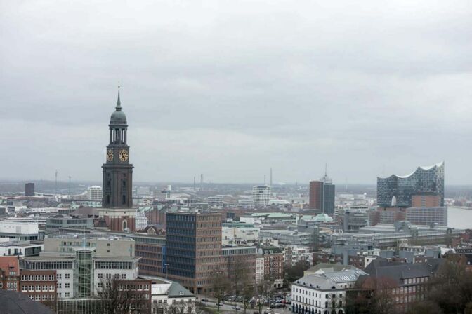 Luftbild von Hamburg: der Michel, die Elbphilharmonie und das Verlagsgebäude von Gruner + Jahr.