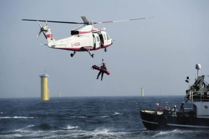 Am Seil unter dem Helikopter: Bei einem Sicherheitstraining in einem Offshore-Windpark wird eine Mann aus dem Wasser gezogen.