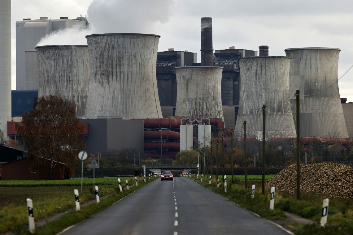 Triste Kulisse: Das Kohlekraftwerk Niederaußem in Nordrhein-Westfalen. Nach dem Kohleausstieg wird mehr Ökostrom durch das deutsche Stromnetz fließen.
