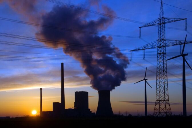 Kohlekraftwerk und Windräder im niedersächsischen Peine: Warum Deutschland auch bei steigendem Anteil erneuerbarer Energien keine Blackouts drohen.